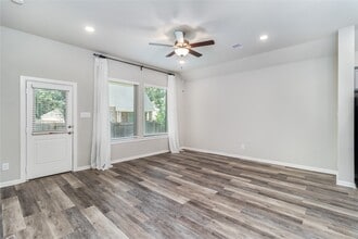 Building Photo - 323 Fanpalm Ct