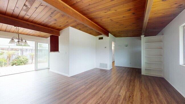 Foto del edificio - Spacious 3 Bedroom Home Available for Long...