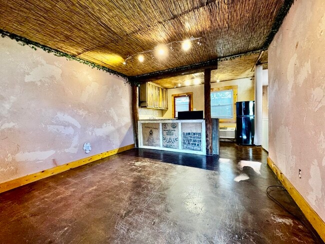 Building Photo - 557 N Limestone