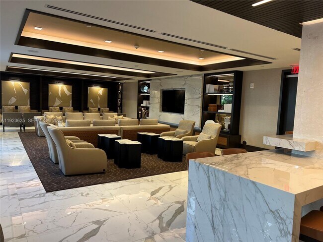 Foto del edificio - 301 Altara Ave