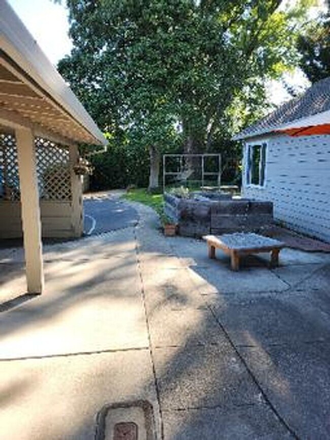 Foto del edificio - Spacious 3 Bedroom, 2 Bath Home on Private...