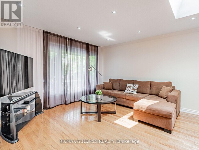 Building Photo - 7 Point O'Woods Dr