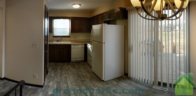 Building Photo - 841 S Lindenwood Dr