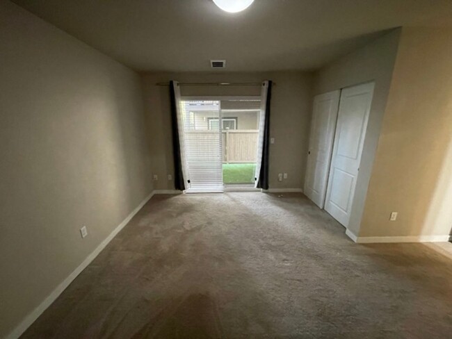 Building Photo - Beautifully Stunning 4 bedroom Home for Re...
