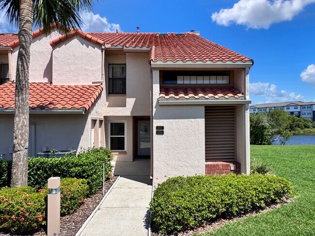 Foto del edificio - Two-Bedroom Lakeview Condo in Winterset Co...