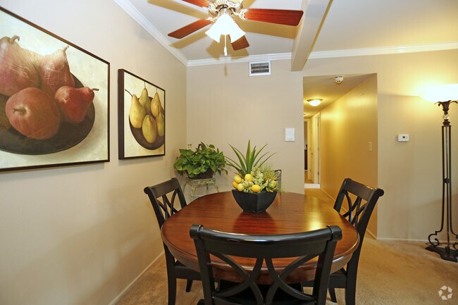 2HAB, 1.5BA - 1,050 FT² - Comedor - Courts Of Williamsburg