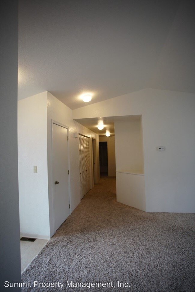 Foto del edificio - 2720 Crystal Ct