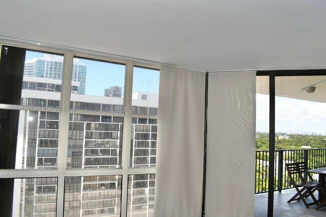 Foto del edificio - 1901 Brickell Ave