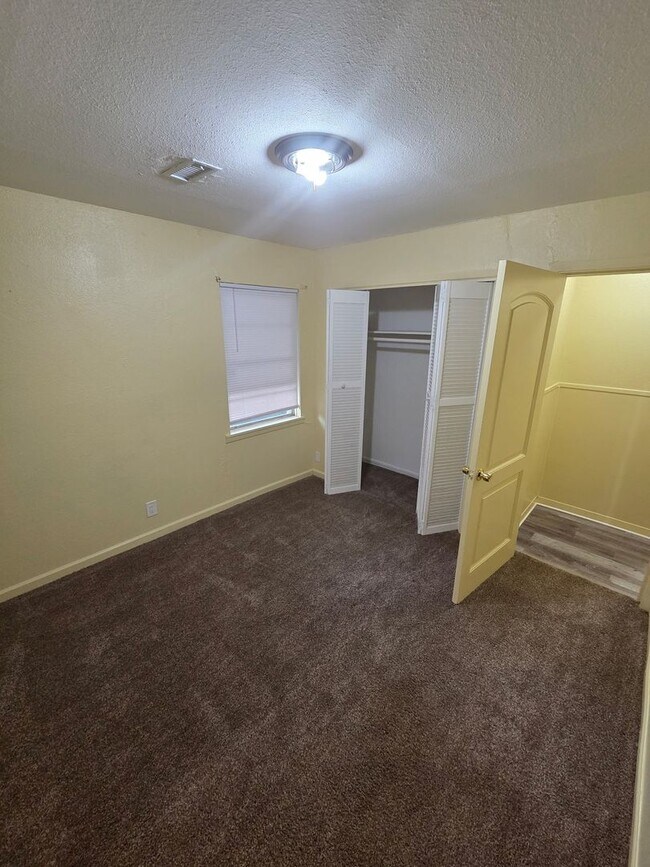 Building Photo - 4 bedroom 1.5 bathroom house!  FIRST MONTH FREE!