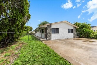 Building Photo - 6121 SW 40th Ct