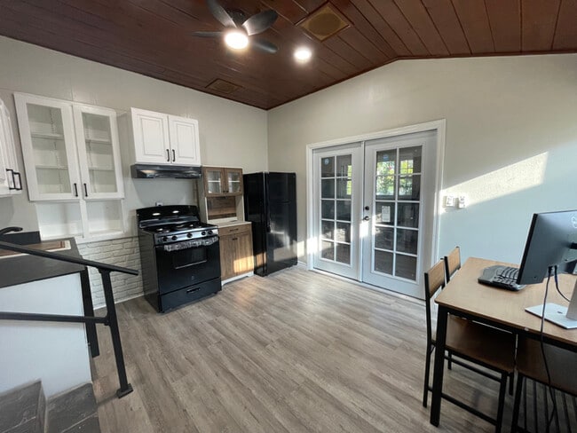 Building Photo - 13712 Saranac Dr