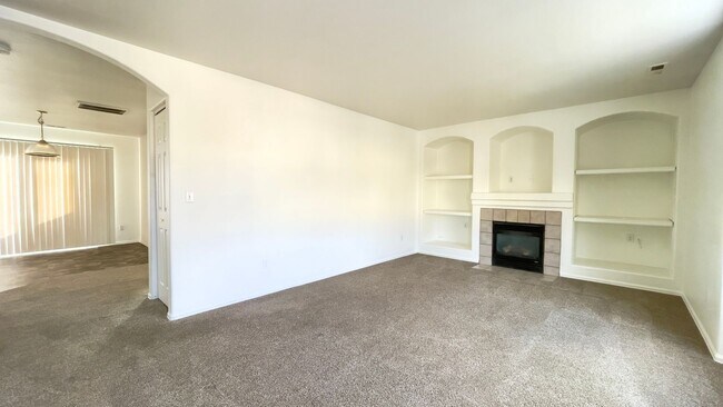 Foto del edificio - Upper 2 bed, 2 bath Condo on Leland for rent!