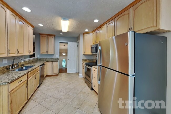 Building Photo - 6583 Oakwood Dr
