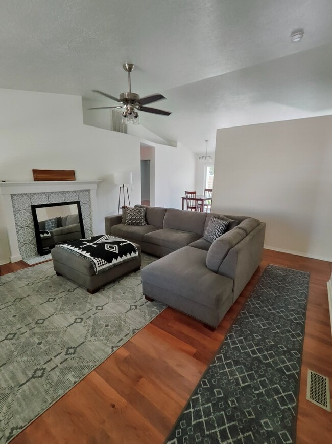 Building Photo - 955 Pheasant Ct