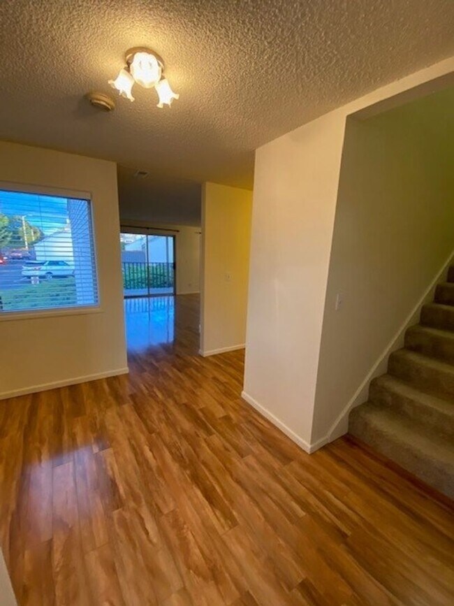 Building Photo - Welcome to this charming 2 bedroom, 2 bath...