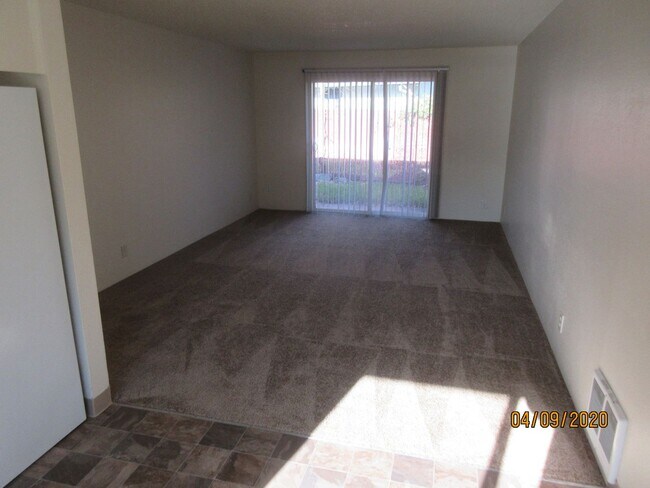 Building Photo - (905) Draper Apartments - 3 Bed / 1.5 Bath...