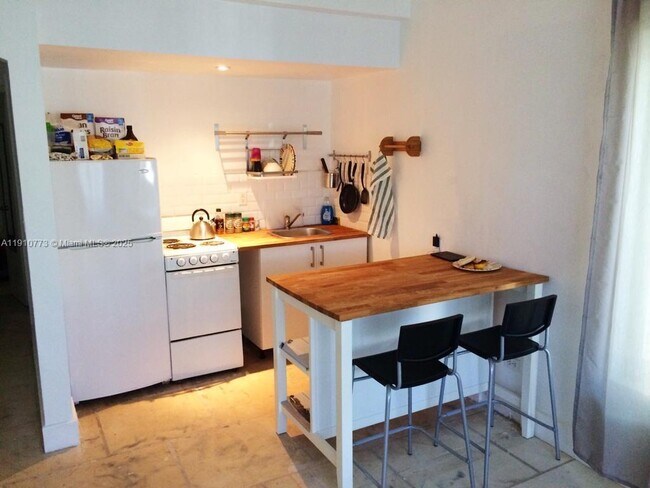 Foto del edificio - 1990 Bay Dr