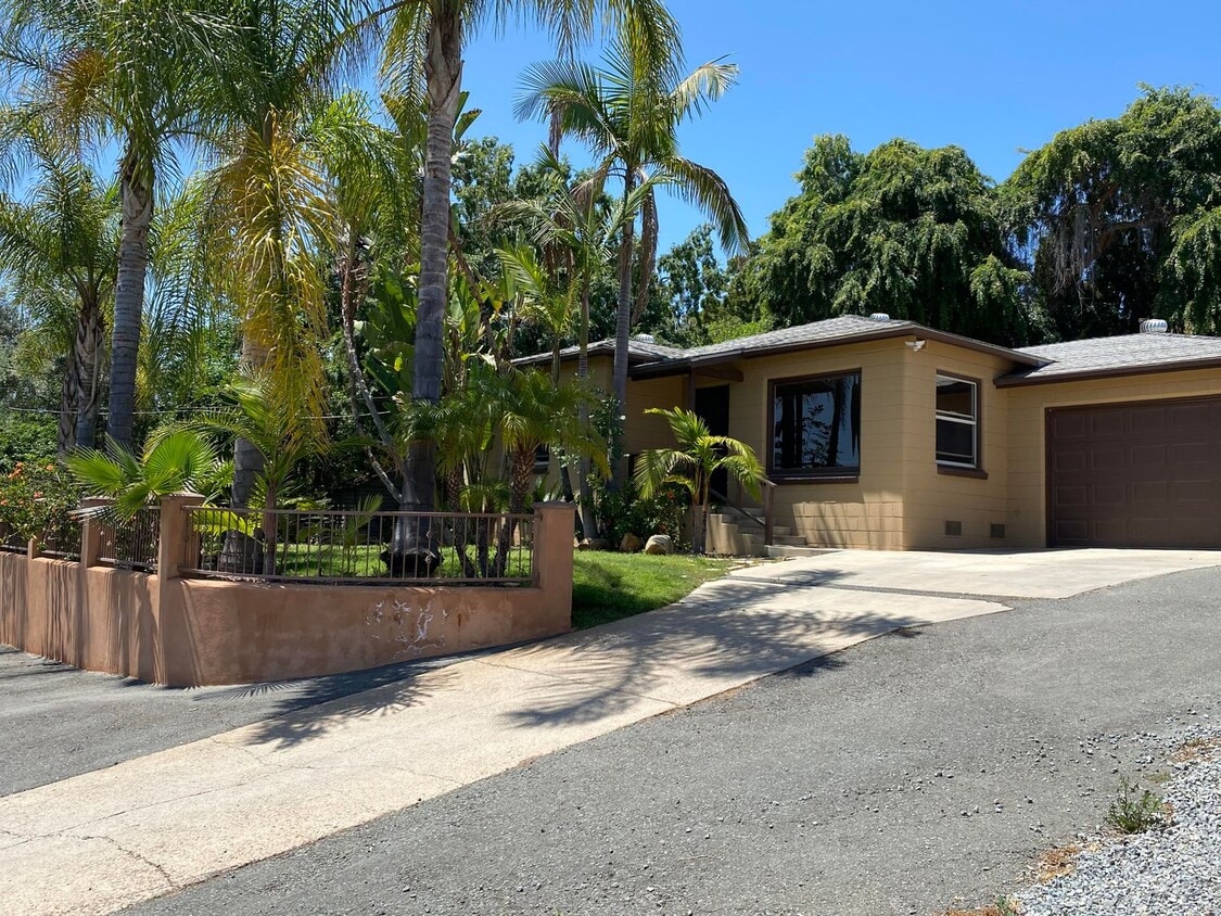 Primary Photo - Lovely & Amazing Location-2 Bed/1 Bath Hom...