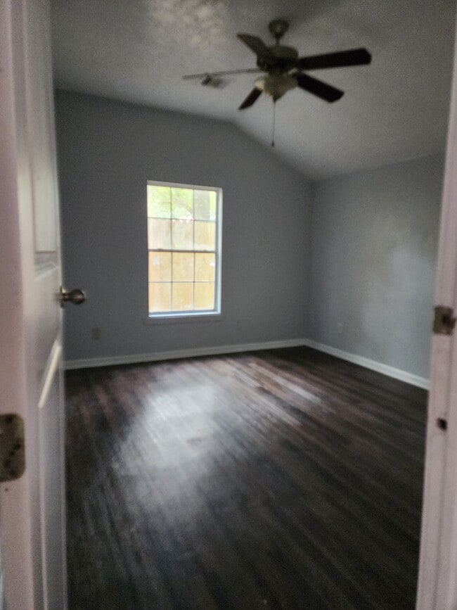 Building Photo - 13802 Hooper Rd