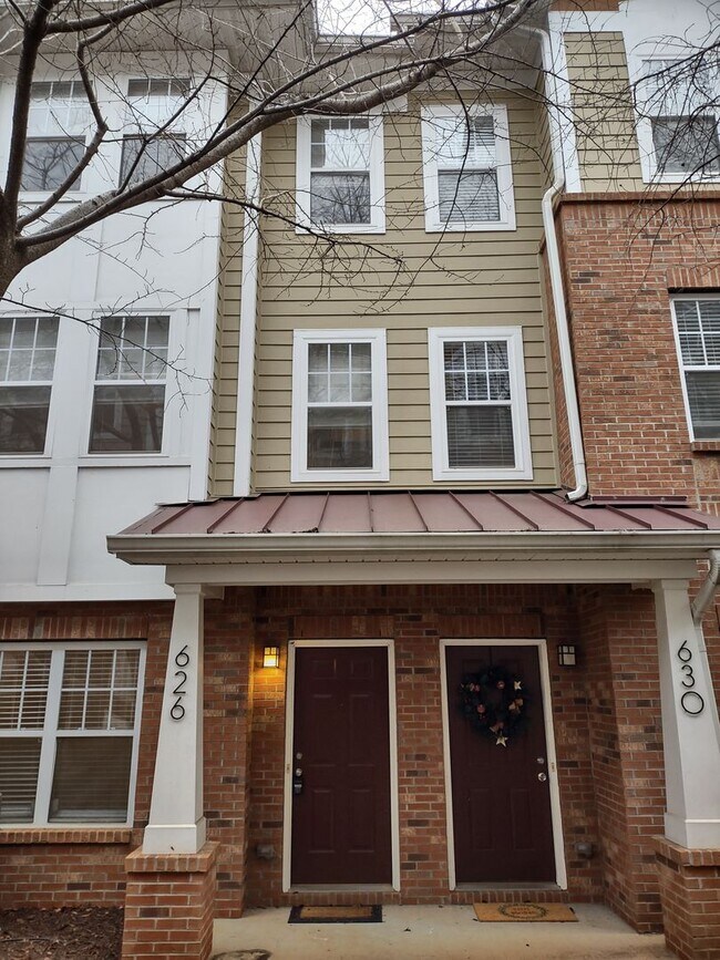 Foto del edificio - Pristine, move in ready Townhome located i...