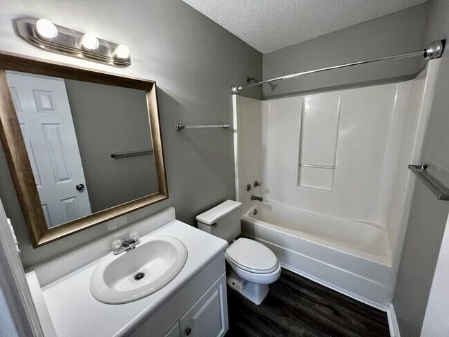Foto del edificio - 2 bedroom in charming Downtown Greer Area!