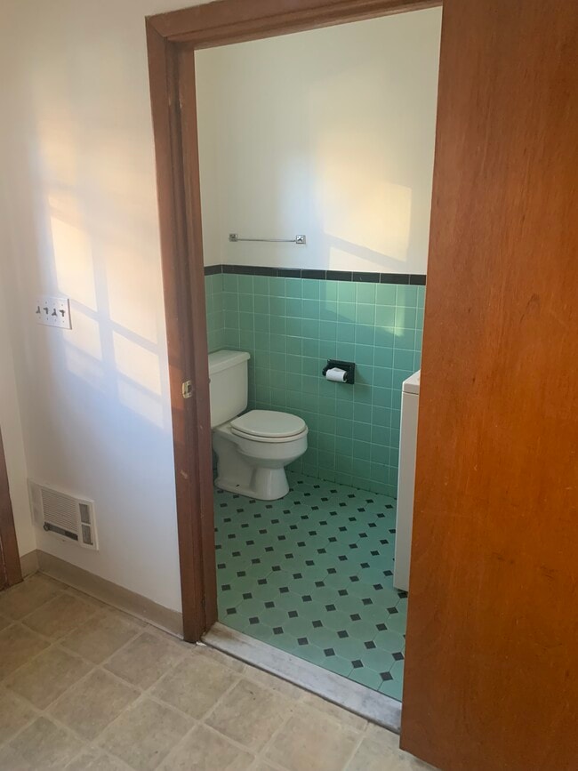 Medio baño con lavadora y secadora. - 28 Horton St