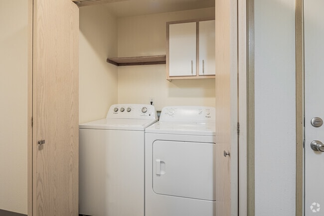 1BR, 1BA - 831SF - In-Unit Laundry - Regency Apartments