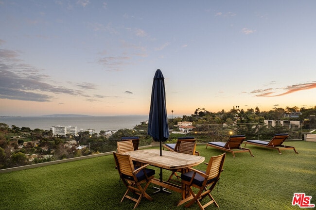 Building Photo - 467 Paseo Miramar