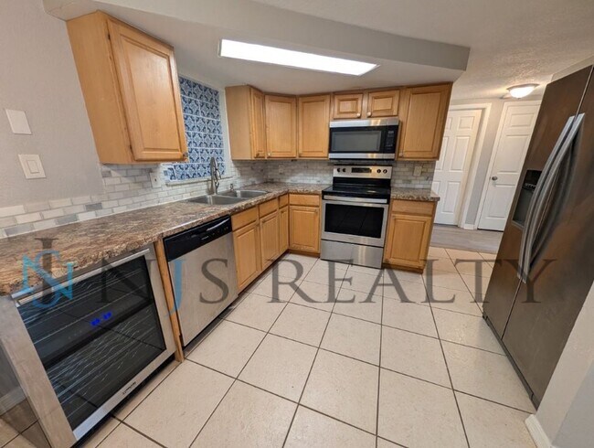 Foto del edificio - 3/1/1, 1136 Sq. Ft., updated kitchen & bath, fenced in yard, WINE fridge!!
