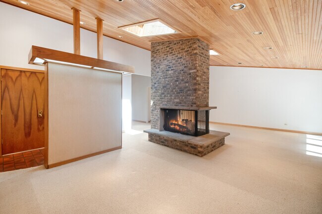 Building Photo - 640 Sunset Dr