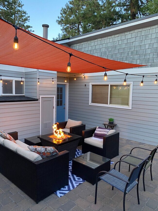 Building Photo - Cozy Westside Home with A/C and large outd...