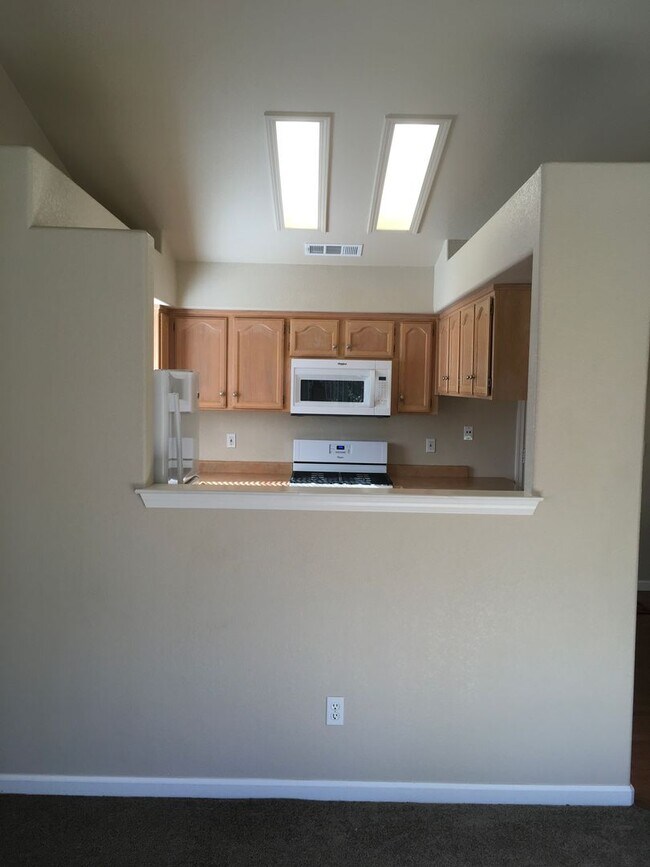 Foto del edificio - Large yard in Enterprise Area