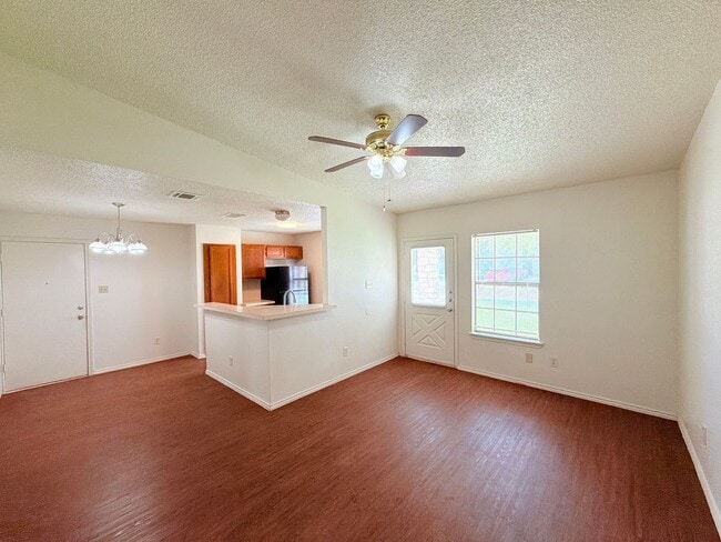 Building Photo - GREAT LOCATION - WALK TO SCHOOLS