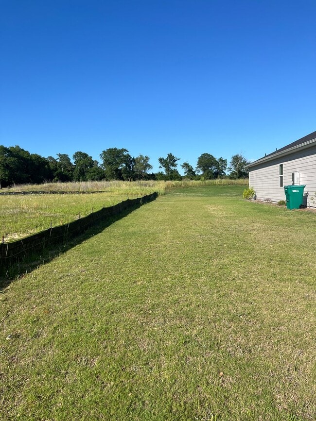 Building Photo - 4 Bed, 2 Bath House