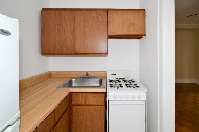Foto del edificio - 653 W Belmont Ave