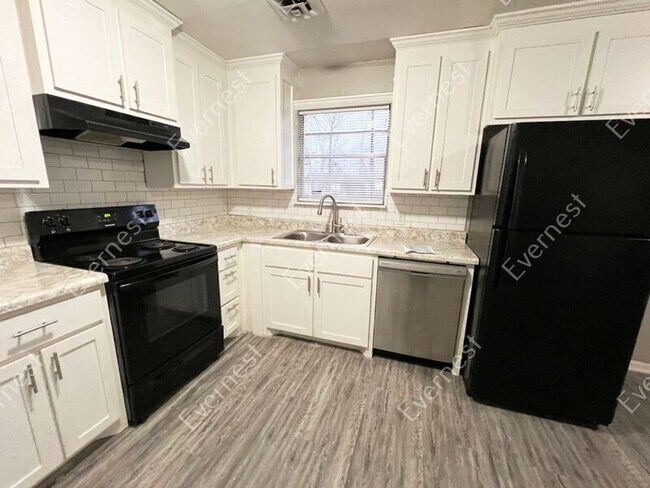 Foto del edificio - 7809 Bradley Dr