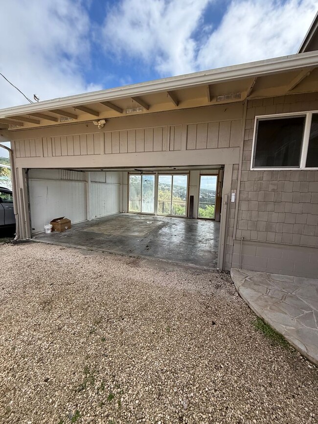 Luxury Hillside Home with Panoramic Kahala Beach Views – $8,500/month - Luxury Hillside Home with Panoramic Kahala Beach Views – $8,500/month