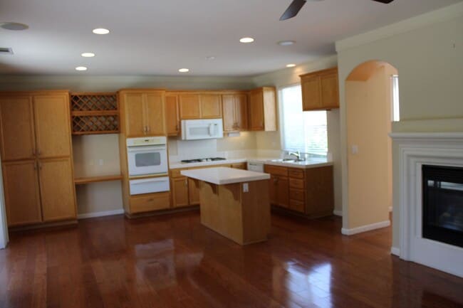 Building Photo - Luxury Living