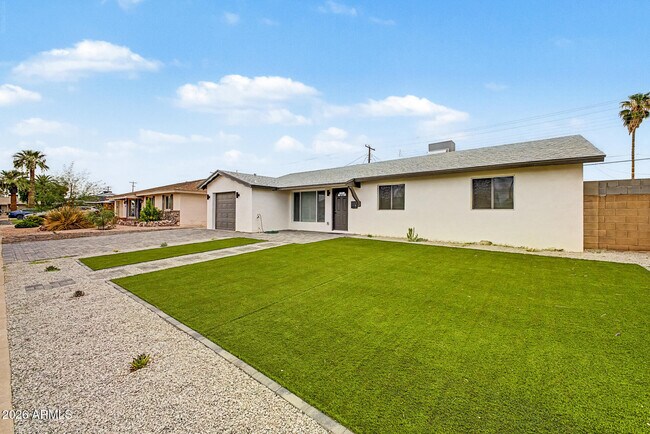 Building Photo - 8440 E Palm Ln