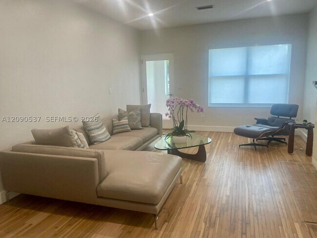 Foto del edificio - 1525 SW 18th St