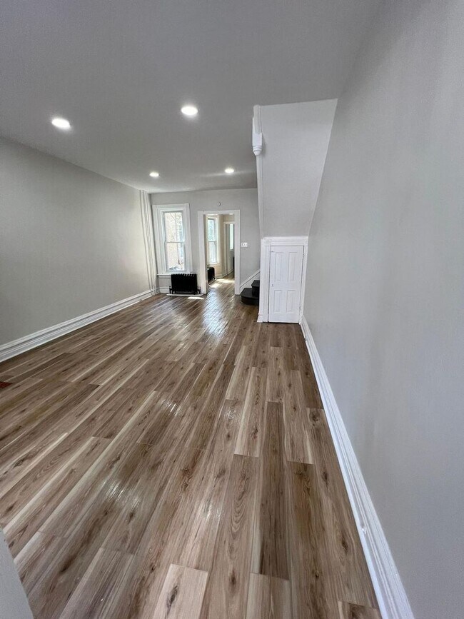 Building Photo - Huge 5 bedroom house with off-street parking