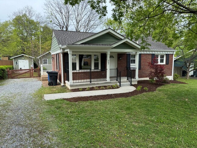 Foto del edificio - Fully Renovated 3 Bed, 2 Bath Home w/ Larg...