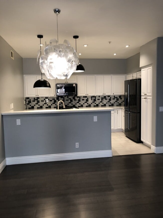 Building Photo - 2BR/2BA Plus Bonus/office Condo at The Hei...