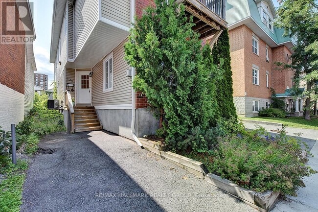 Photo du bâtiment - 130 Carruthers Ave