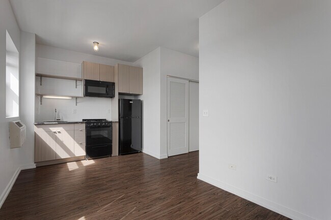 Building Photo - 1325 W Wilson Ave