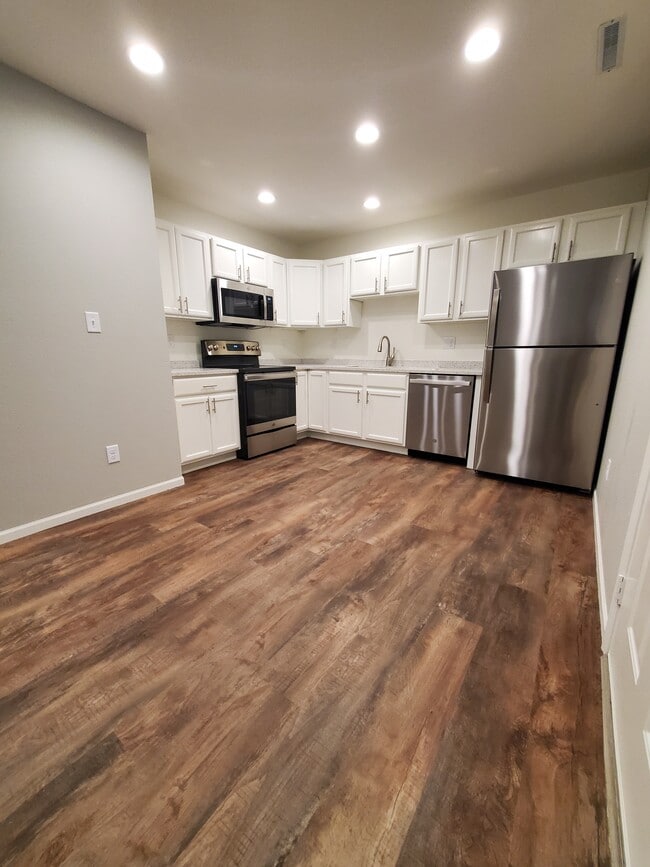 Building Photo - 2322 College St