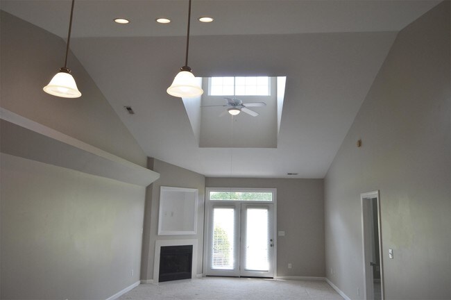 Building Photo - 511 Village Green Dr