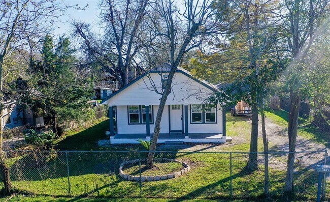 Building Photo - 612 Apache St