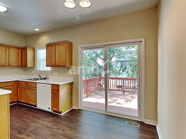 Building Photo - 616 Hanska Way