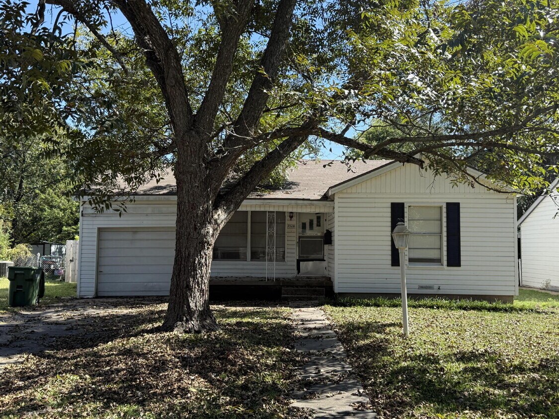 Primary Photo - 3920 Maple Ave